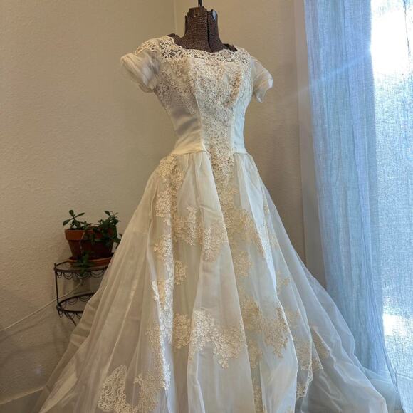 Vintage Women’s XS Wedding Gown Ivory Lace Tulle Full Skirt Romantic 1950s - Picture 3 of 7